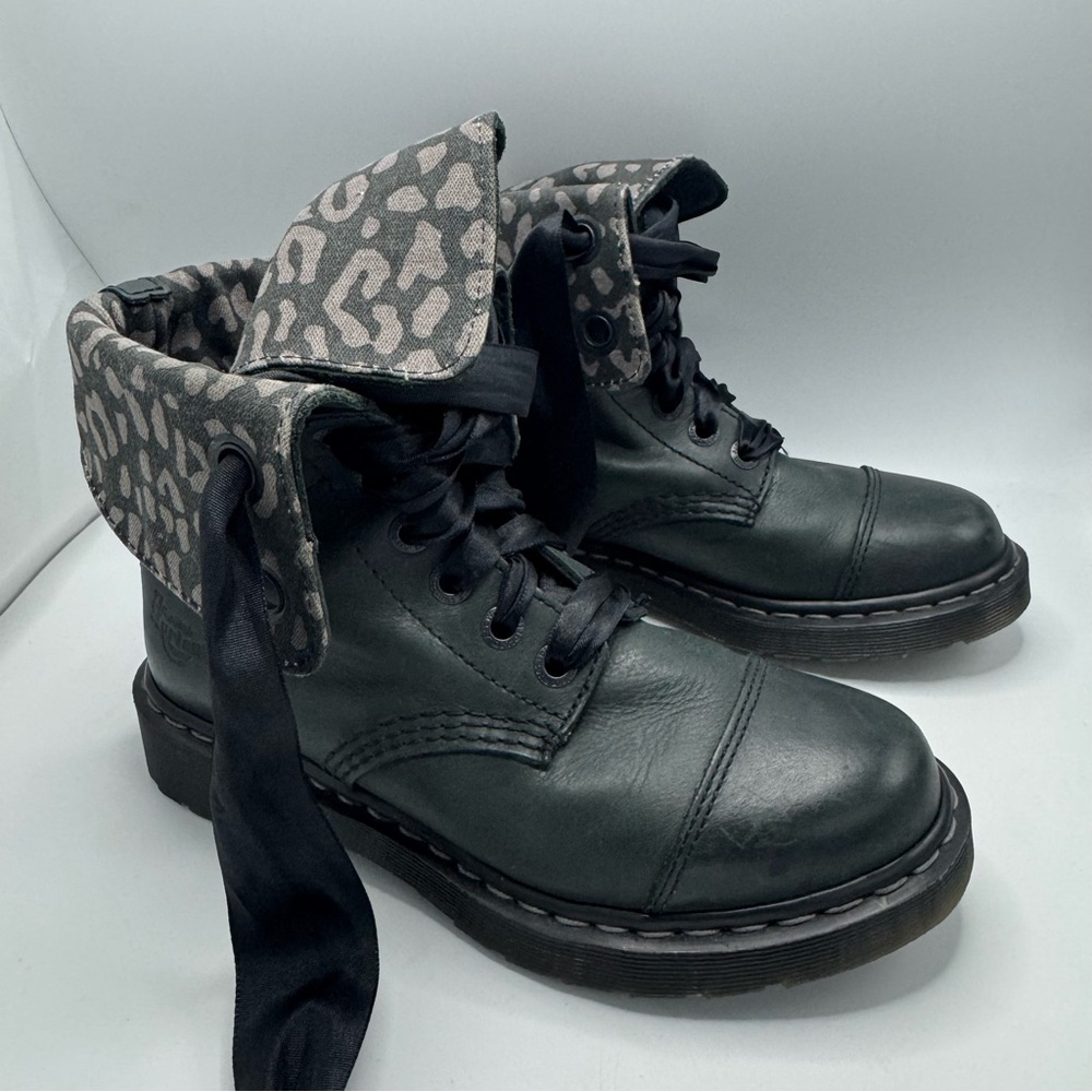 Dr. Martens Triumph Aimilie Fold Down Darkened Leather Boots Size 7